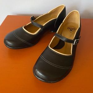 NIB. Fluevog Fellowship Sandra black and cream. Size 9, never worn.